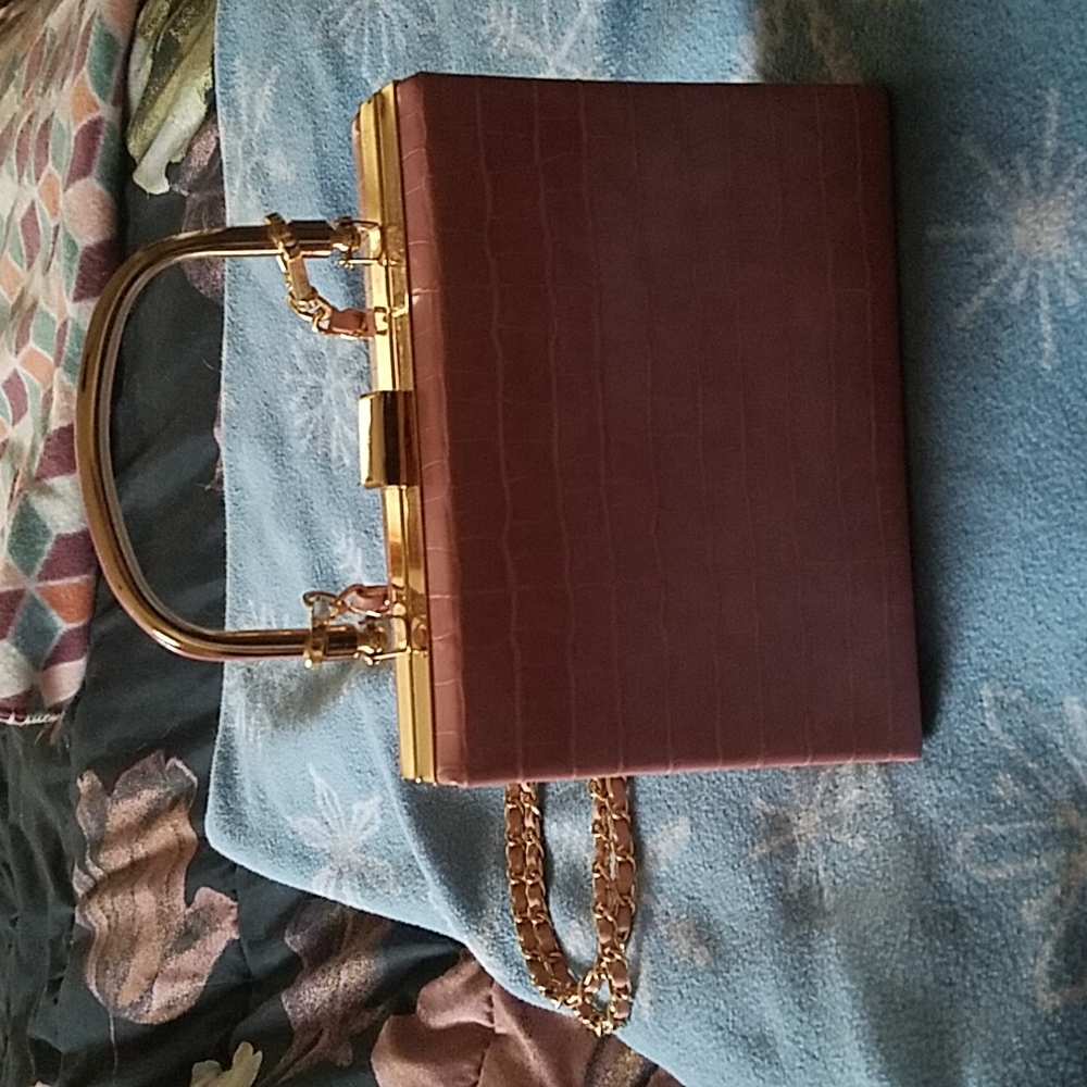 Vintage style pink faux alligator-like print with chain strap.
